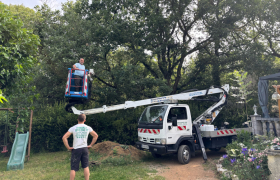 Abattage d’un chêne dangereux, penché sur maison avec camion nacelle à Cornebarrieu 31700