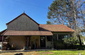 Balayage, brossage et passage d’un produit sur une toiture à la charité sur Loire